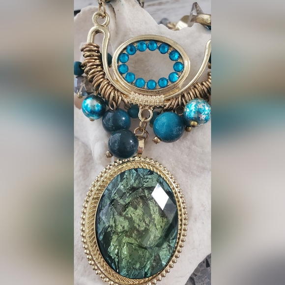 Raw Emerald Large Oval Pendant Necklace on Gold Chain with blue toned beads NWOT - Picture 2 of 4